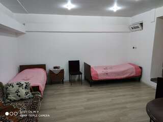Хостелы EURO HOSTEL BAKU Баку Стандартный номер с 2 односпальными кроватями и диваном-1