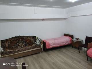 Хостелы EURO HOSTEL BAKU Баку Стандартный номер с 2 односпальными кроватями и диваном-3